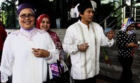 Keluarga Rusli Zainal datang menjenguk tersangka kasus PON Riau tersebut.