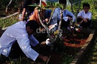 Tak hanya orang dewasa, anak-anak juga ikut berdoa.