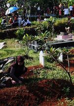 Lebaran, Pemakaman Diserbu Warga