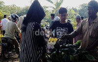 Pedagang bunga juga kebanjiran rezeki.
