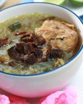 Bosan Makan Opor? Coba 4 Soto Bening Paduan Ketupat Ini