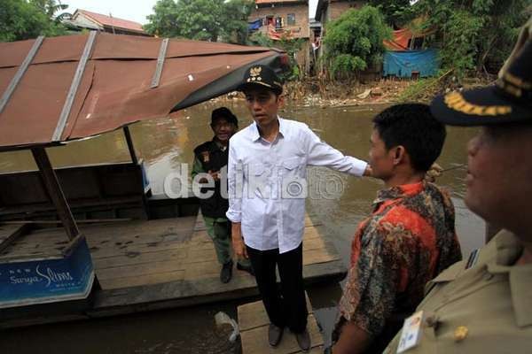 Jokowi akan Sempurnakan Tanggul Kali Pesanggarahan
