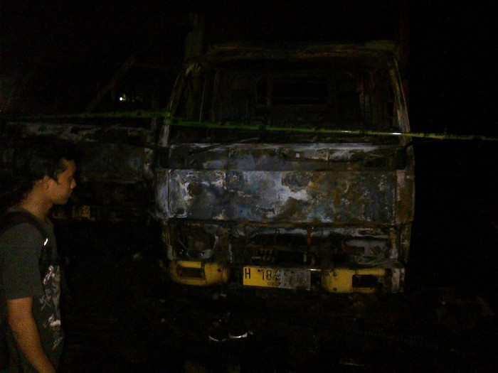 Rumah, Gudang Mebel dan Dua Truk Ludes Terbakar di Semarang