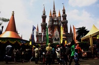 Walaupun harga tiket masuk Taman Mini Indonesia Indah selama Hari Raya Idul Fitri  naik menjadi Rp10.000 dibandingkan dengan hari biasa Rp 9.000, tetapi tetap dipadati oleh pengunjung, Jumat (9/8/2013). Lamhot Aritonang/detikFoto.