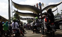 Antrean kendaraan yang ingin masuk ke Taman Mini Indonesia Indah. Lamhot Aritonang/detikFoto.