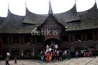 Anjungan Sumatera Barat juga dipadat oleh pengunjung yang sedang berekreasi di Taman Mini Indonesia Indah. Lamhot Aritonang/detikFoto.