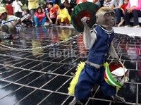 Pengunjung tampak sedang menyaksikan atraksi topeng monyet. Lamhot Aritonang/detikFoto.