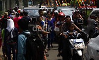 Bahkan pengunjung rela berjalan kaki karena jalan yang penuh dengan kendaraan. Lamhot Aritonang/detikFoto.