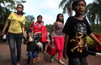 Pengunjung Ragunan rata-rata adalah keluarga besar yang membawa serta anak-anak.