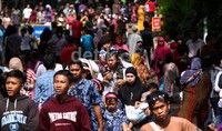 Pengunjung Ragunan tampak membludak.