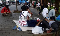 Mereka duduk-duduk menunggu kedatangan Jokowi. Lamhot Aritonang/detikFoto.