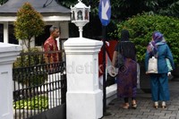 Warga bertanya kepada penjaga rumah Jokowi. Lamhot Aritonang/detikFoto.