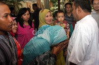 Siapapun boleh datang, bukan hanya sanak keluarga, tetangga, dan koleganya. Ia juga mempersilakan orang lain yang tidak dikenalnya menikmati hidangan makanan di kediamannya tersebut. Gus Mun/detikHot.