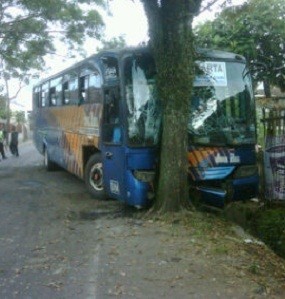 Bus Doa Ibu Tabrak Pohon di Garut