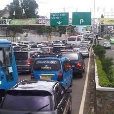 Lalu Lintas Arah Puncak Macet Parah