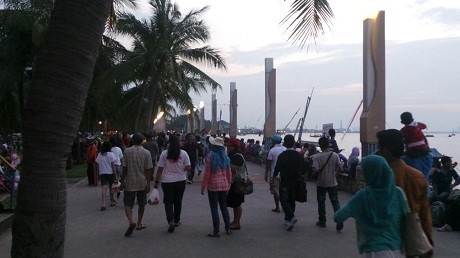 Jelang Malam, Pengunjung Masih Penuhi Pantai Ancol