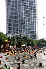 Pengunjung Menyemut di Pantai Ancol