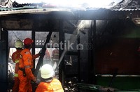 Petugas pemadam kebakaran berusaha memadamkan api. Lamhot Aritonang/detikFoto.
