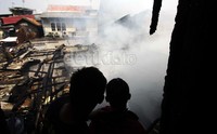 Warga turut membantu proses pemadaman api. Lamhot Aritonang/detikFoto.