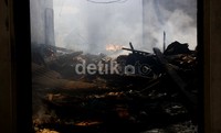 Diduga kebakaran terjadi akibat hubungan arus pendek listrik. Lamhot Aritonang/detikFoto.