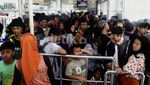 Penumpukan Penumpang di Halte Dukuh Atas
