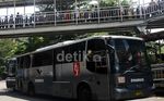 Penumpukan Penumpang di Halte Dukuh Atas