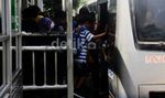 Penumpukan Penumpang di Halte Dukuh Atas