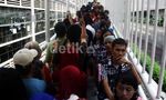 Penumpukan Penumpang di Halte Dukuh Atas