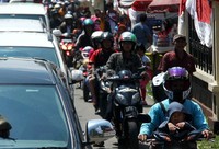 Warga datang dengan memakai mobil pribadi atau sepeda motor.