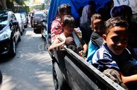 Ada juga yang menumpang mobil truk atau bak terbuka.
