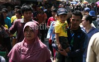 Kemacetan yang parah membuat pengunjung memilih berjalan kaki menuju Ragunan.