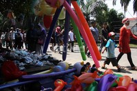 Selain volume kendaraan, kemacetan juga terjadi karena banyak pedagang yang menggelar dagangannya di pinggir jalan.