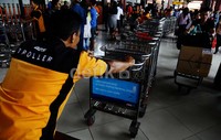 Belum terlihat penumpukan penumpang yang berarti.