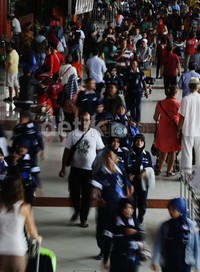 Diperkirakan lonjakan arus balik akan terjadi besok karenakan hari Senin sebagian kantor-kantor di Jakarta sudah mulai buka.