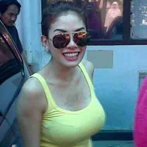 Pakai Tanktop Seksi, Ini Alasan Nikita Mirzani ke Mapolresta Bandung