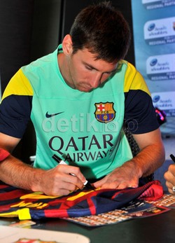 Messi tampak santai melayani permintaan tanda tangan itu dan tak pelak itu membuat hadirin bergembira. Bahkan ada satu fans yang menangis usai mendapat tanda tangan Messi.
