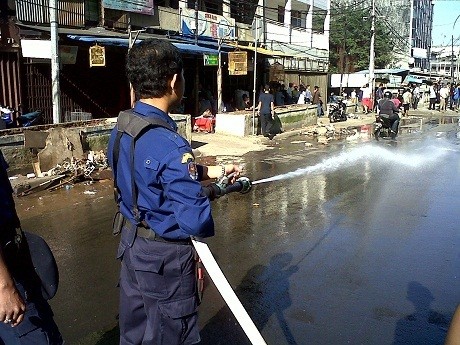 Petugas Damkar Bersihkan Debu Pembongkaran Lapak Tanah Abang