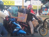 Foto diambil Senin 5 Agustus 2013, di lampu merah Terminal Harjamukti Cirebon. Untuk apa bawa galon ya bro? (Foto Arief Sutiana).