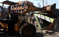 Alat berat dikerahkan dalam proses pembongkaran ini.