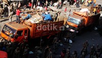 Ratusan personel dikerahkan dalam pembongkaran ini.