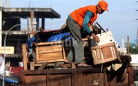 Beberapa barang-barang seperti kursi dan meja juga dibawa ke truk besar oleh para petugas.