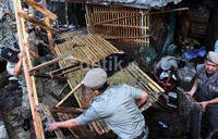 Proses pembongkaran berjalan sangat kondusif. Para petugas dengan leluasa membongkar kios-kios tak permanen milik pedagang.