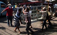 Para PKL mengevakuasi barang-barang mereka.