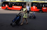 Turis asing menikmati car free day di sepanjang Jalan Sudirman-Thamrin. Lamhot Aritonang/detikFoto.