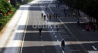 Pesepeda dengan leluasa memacu sepedanya karena jalanan yang lenggang. Lamhot Aritonang/detikFoto.