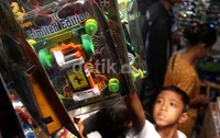 Anak-anak ini berburu mainan.