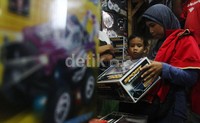 Harga mainan-mainan yang dijual di Pasar Gembrong ini berkisar dari Rp 5.000,- sampai ratusan ribu rupiah.