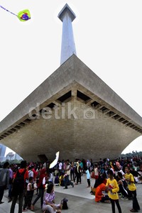 Monas tampak dipenuhi pengunjung. Lamhot Aritonang/detikFoto.