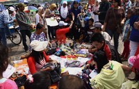 Banyaknya pengunjung Monas, membuat para pedagang kebanjiran rezeki. Lamhot Aritonang/detikFoto.