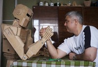 Balandin bermain dengan Cylon sebagai seorang anak akan bermain dengan boneka atau lego. REUTERS/Gleb Garanich.